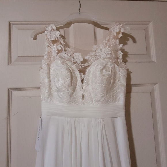 Wedding dress - Picture 7 of 10